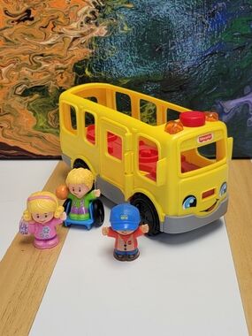 Fisher-Price Bright Yellow School Bus Playset with 3 Removable Figures